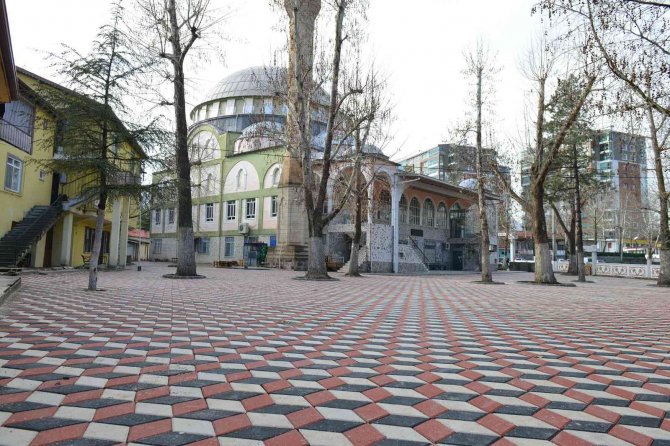 Isparta Gülistan Camii Avlusu 3 Boyutlu Taşlarla Rengarenk Görünüme Kavuştu