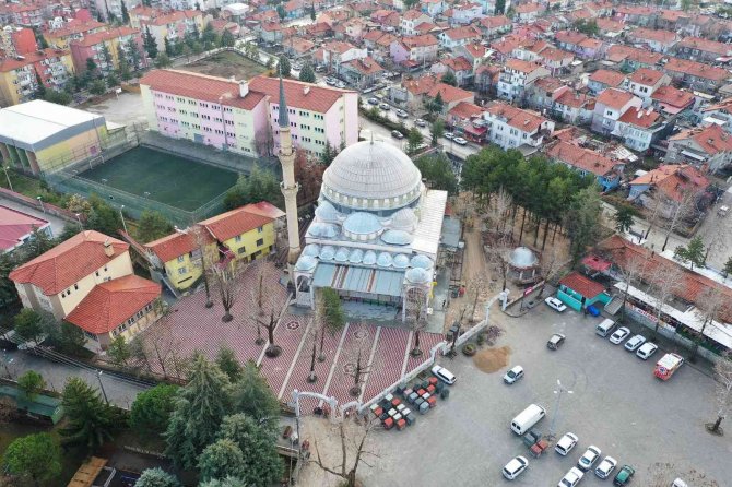Isparta Gülistan Camii Avlusu 3 Boyutlu Taşlarla Rengarenk Görünüme Kavuştu