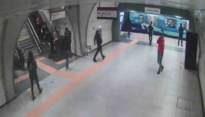 Metrodaki Bıçaklı Saldırıya İlişkin Yeni Görüntüler Ortaya Çıktı