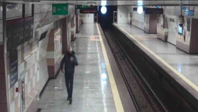 Metrodaki Bıçaklı Saldırıya İlişkin Yeni Görüntüler Ortaya Çıktı