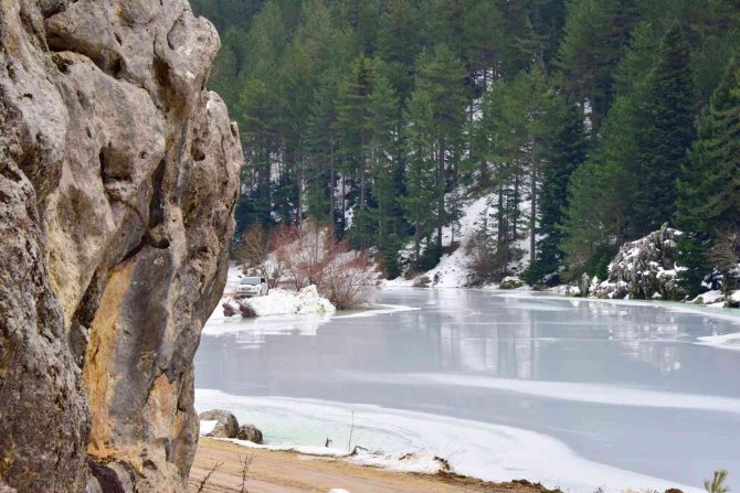 Kargaçayırı Gölü Buz Tuttu
