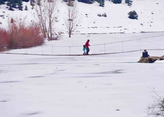 Kargaçayırı Gölü Buz Tuttu