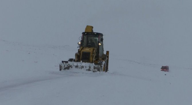 Kars’ta Tipide Mahsur Kalan Öğretmenler Kurtarıldı