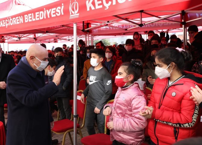 Keçiören Belediye Başkanı Altınok, Çocuklarla Beraber Fidan Dikti