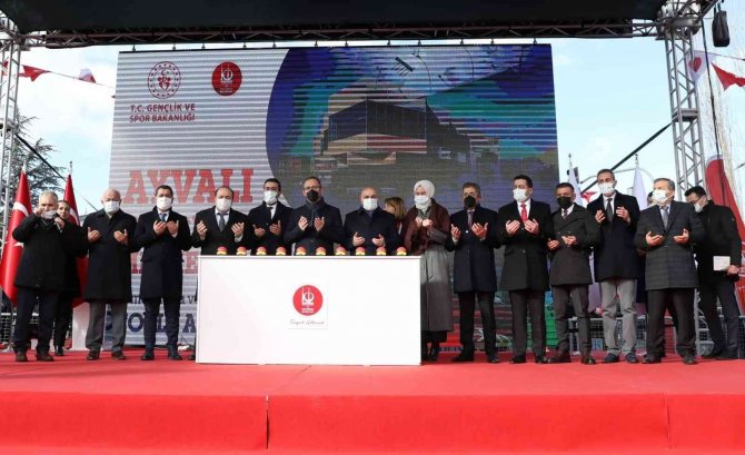 Keçiören’de 35 Yeni Spor Tesis Açıldı, Gençlik Merkezi’nin Temeli Atıldı