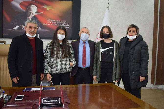 İ̇lçe Milli Eğitim Müdürü Sepetci’den Şampiyon Öğrencilere Ödül