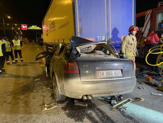 Lüks Otomobil Tır Dorsesinin Altına Girdi: 2 Ağır Yaralı