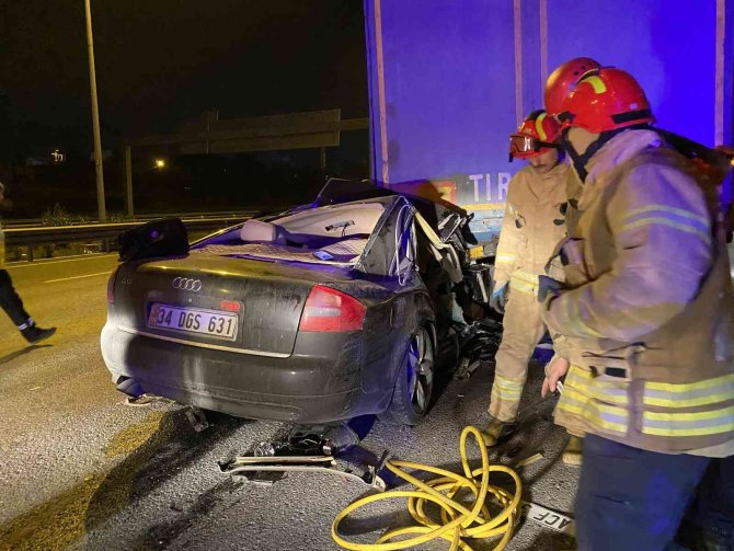 Lüks Otomobil Tır Dorsesinin Altına Girdi: 2 Ağır Yaralı