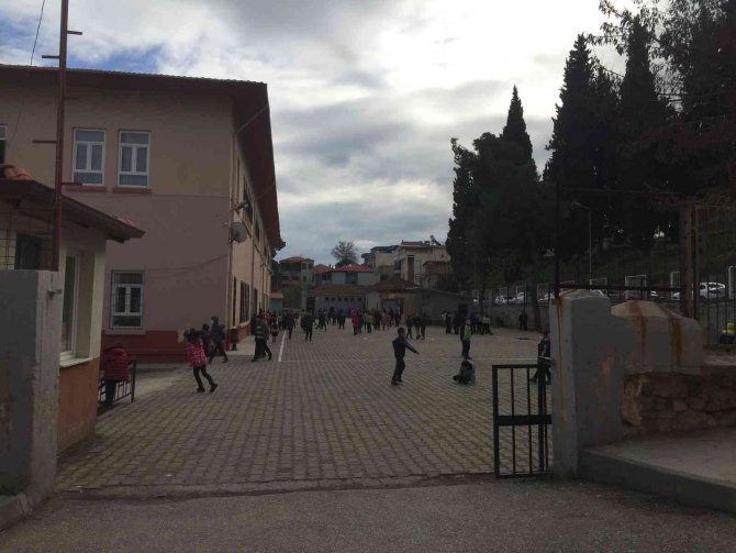 Okul Bahçesinde Çöken Zemin Dolduruldu
