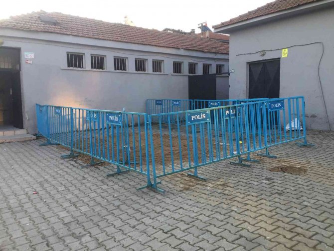 Okul Bahçesinde Çöken Zemin Dolduruldu
