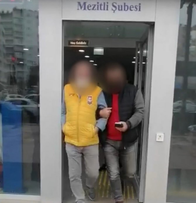 Telefon Dolandırıcıları Bankada Suçüstü Yakalandı