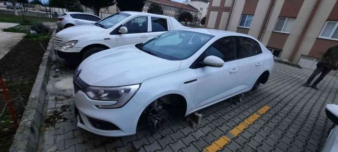 Tekirdağ’da Aracın 4 Tekerini Birden Çaldılar