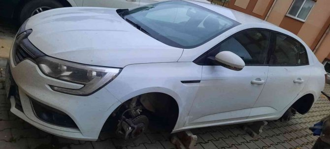 Tekirdağ’da Aracın 4 Tekerini Birden Çaldılar