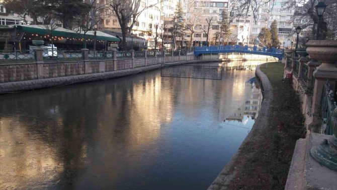 Porsuk’un Üzeri Buz Tabakasıyla Kaplandı