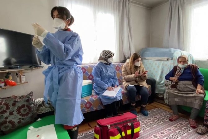 Sağlık Ekipleri Karlı Havaya Rağmen Vatandaşların Aşılarını Evlerinde Yapıyor