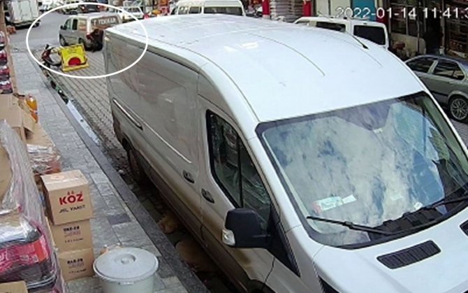 Geri Geri Gelen Aracın Altında Kaldı