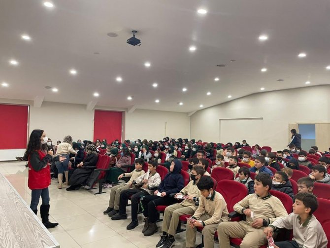 Öğrencilere Kızılay Anlatılıyor