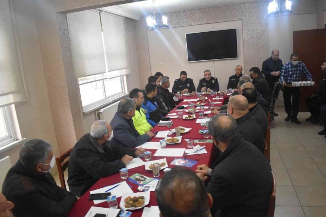 Tarsus Emniyet Müdürü Muhtarlarla Buluştu