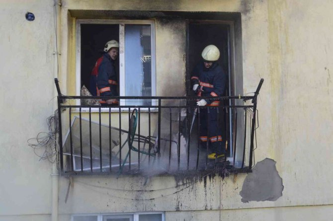 Tavşanlı’da 5 Katlı Binanın Birinci Katında Yangın