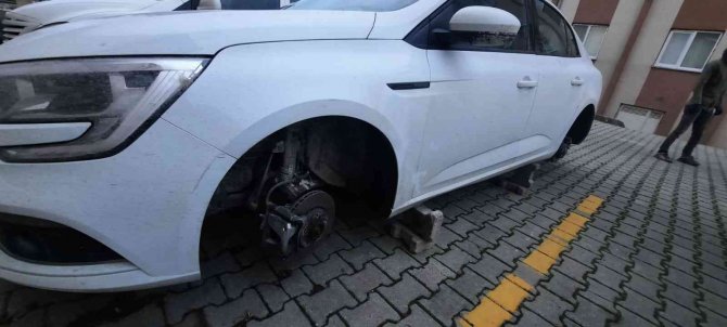 Tekirdağ’da Aracın 4 Tekerini Birden Çaldılar