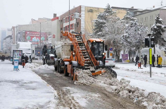 Van Büyükşeheir Belediyesinden Karla Mücadele Çalışması