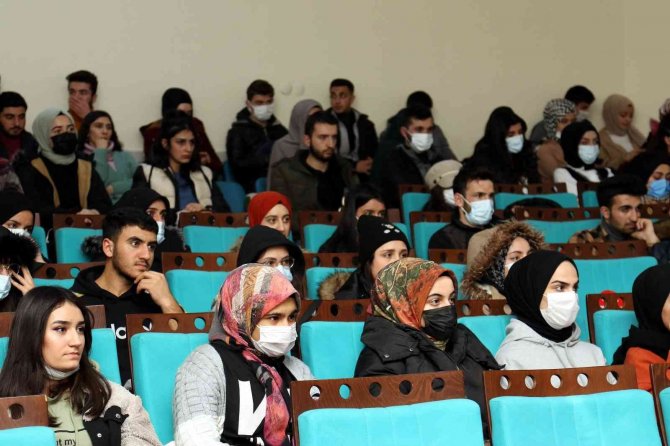 Vali Bilmez Gençlerle Kişisel Gelişim Seminerinde Bir Araya Geldi