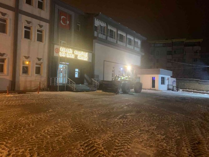 Edremit Belediyesinden Karla Mücadele Çalışması