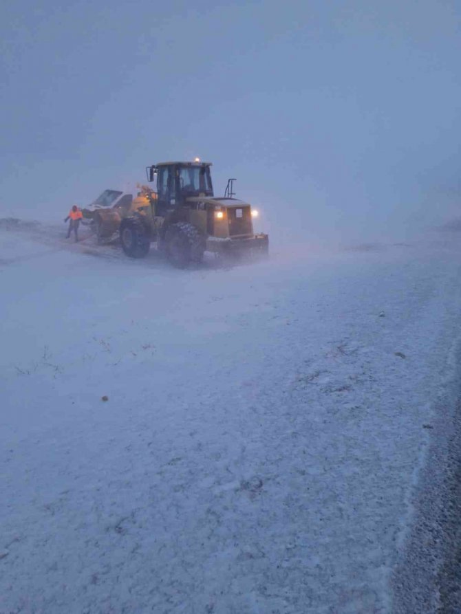 Hasta Taşıyan Minibüs Kara Saplandı, Ekipler Seferber Oldu
