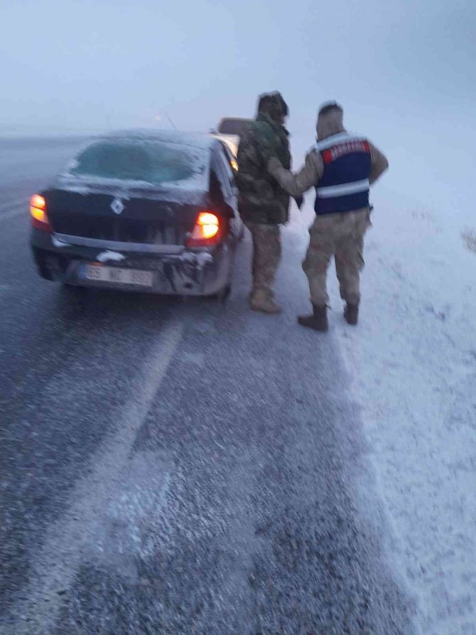Hasta Taşıyan Minibüs Kara Saplandı, Ekipler Seferber Oldu