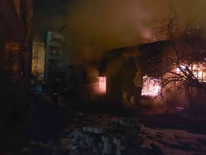 Saman Ve Odun Dolu Metruk Evde Yangın