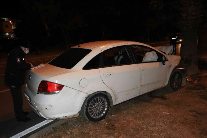 Adana’da Otomobil Refüjdeki Ağaca Çarptı: 3 Yaralı