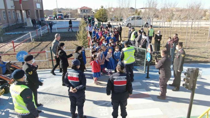 Aksaray Jandarmadan Gerçeği Aratmayan Uygulamalı Trafik Eğitimi