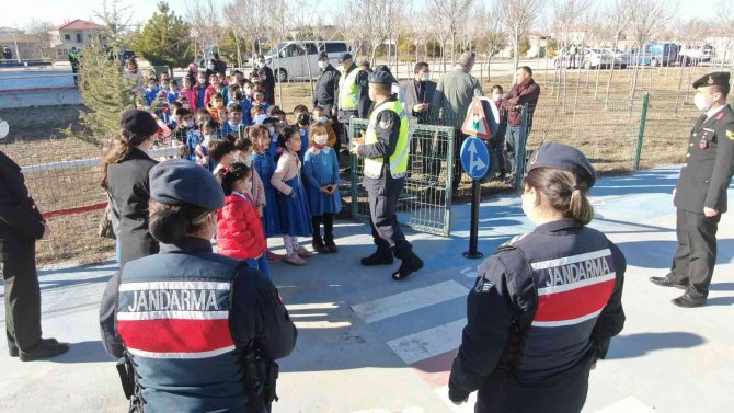 Aksaray Jandarmadan Gerçeği Aratmayan Uygulamalı Trafik Eğitimi