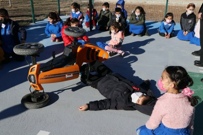 Aksaray Jandarmadan Gerçeği Aratmayan Uygulamalı Trafik Eğitimi