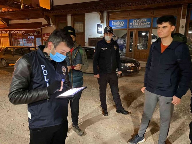 Nallıhan Polisi Gece Denetimlerini Sürdürüyor