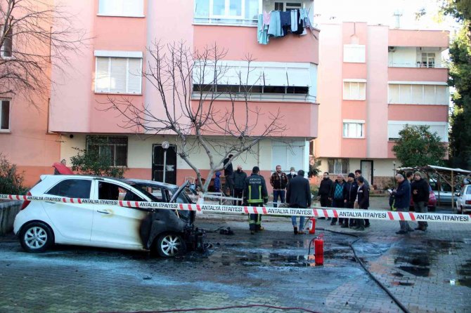 Antalya’da Park Halindeki İki Otomobil Çıkan Yangında Alev Alev Yandı