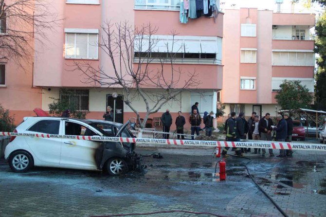 Antalya’da Park Halindeki İki Otomobil Çıkan Yangında Alev Alev Yandı