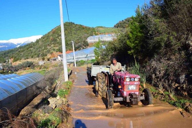 Antalya’da Vatandaşlar Bozulan Yolları İmece Usulü İle Yapıyor