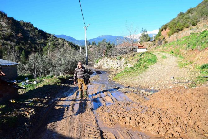 Antalya’da Vatandaşlar Bozulan Yolları İmece Usulü İle Yapıyor