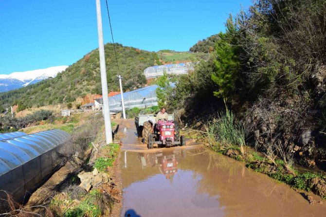 Antalya’da Vatandaşlar Bozulan Yolları İmece Usulü İle Yapıyor