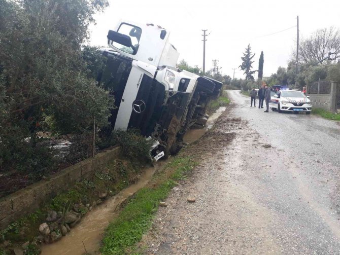 Süt Kamyonu Kanala Devrildi, 7 Ton Süt Döküldü