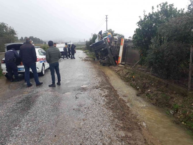 Süt Kamyonu Kanala Devrildi, 7 Ton Süt Döküldü