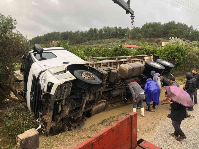 Süt Kamyonu Kanala Devrildi, 7 Ton Süt Döküldü