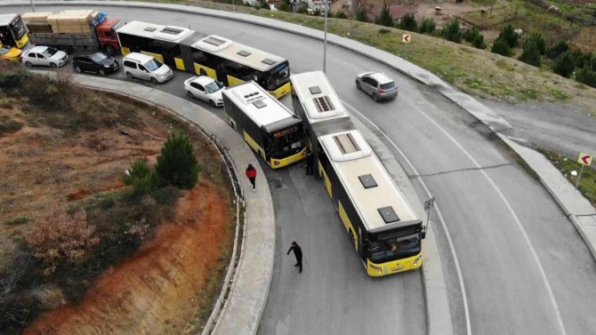 Arnavutköy’de Otoyol Bağlantısında İ̇ett Otobüsleri Arızalandı, Trafik Tamamen Durdu
