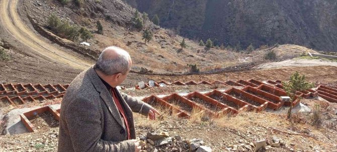 Baraj Nedeniyle Sular Altında Kalacak İlçede Vatandaşlara Mezarlarını Taşımaları İçin Anonslarla Çağrıda Bulunuluyor