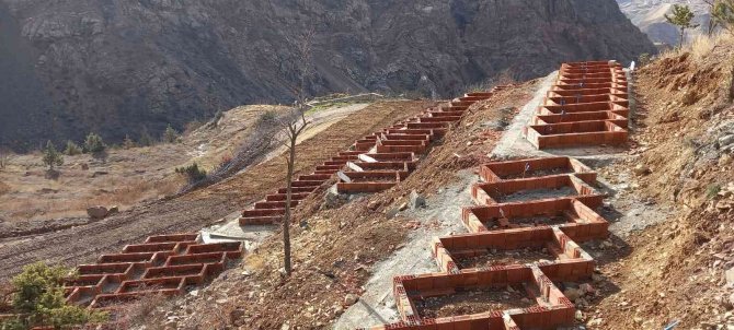 Baraj Nedeniyle Sular Altında Kalacak İlçede Vatandaşlara Mezarlarını Taşımaları İçin Anonslarla Çağrıda Bulunuluyor