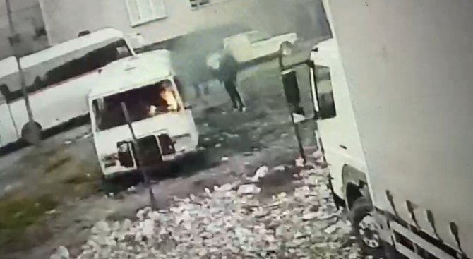 Avcılar’da 3 Kişinin Minibüsü Ateşe Verdiği Anlar Kamerada