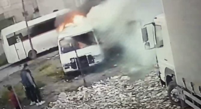 Avcılar’da 3 Kişinin Minibüsü Ateşe Verdiği Anlar Kamerada