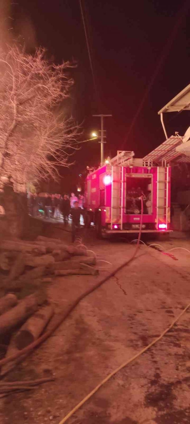 Hayvan Damında Çıkan Yangın Eve Sıçramadan Kontrol Altına Alındı