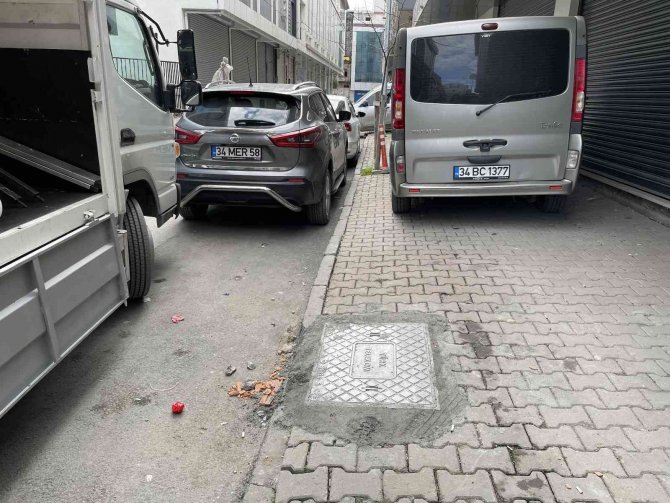 Kağıt Toplayıcı Rögar Kapağını Çaldı, Esnaf Aracıyla Çukura Düştü